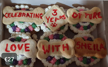 Load image into Gallery viewer, Wendy's Box of 6 Frosted  Cupcakes for Dogs